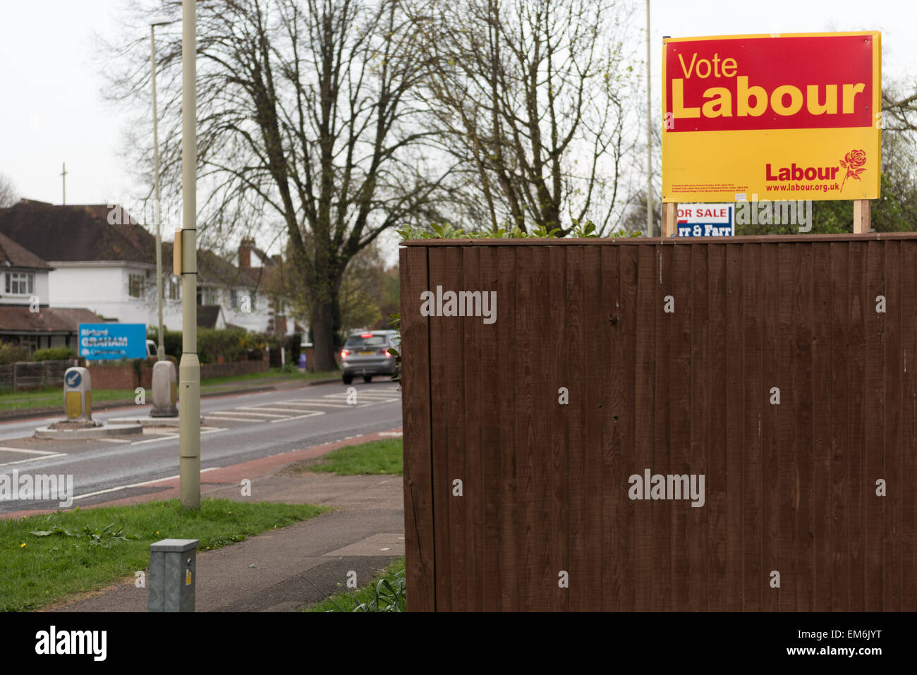 Gloucester, Gloucestershire, Royaume-Uni. 16 avril, 2015. Élection générale, Gloucestershire, UK - siège disputé à Gloucester, la signalisation du travail et des conservateurs, montrant un dégradé conservateurs sign - Jeudi 16 Avril 2015 Crédit : Daniel Fisher/Alamy Live News Banque D'Images