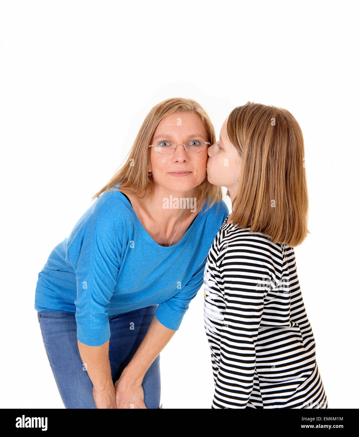 Une très jolie girl kissing her mom sur le poussin, isolée pour fond blanc. Banque D'Images