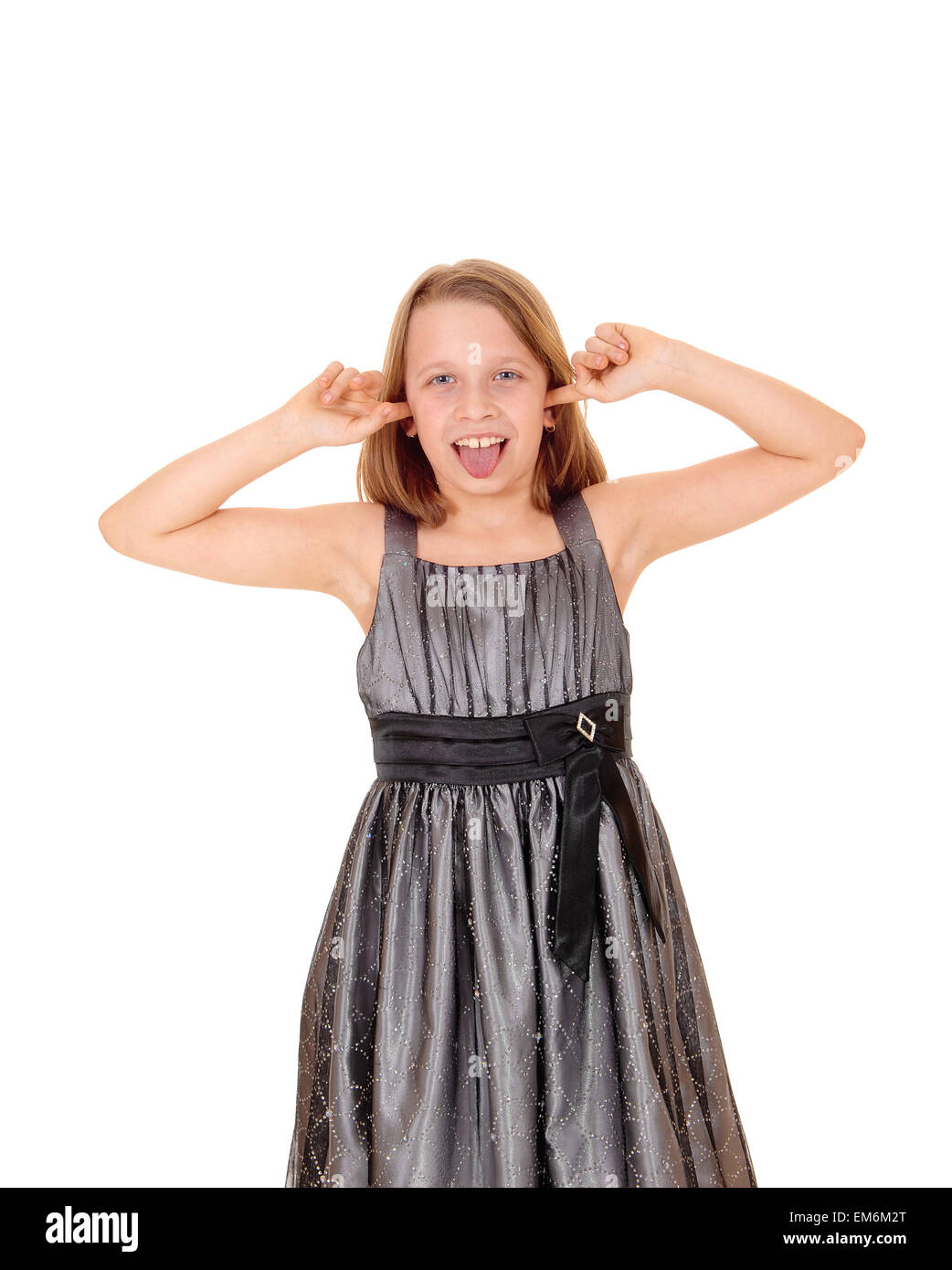 une-belle-jeune-fille-se-fond-blanc-avec-ses-mains-dans-ses-oreilles-et