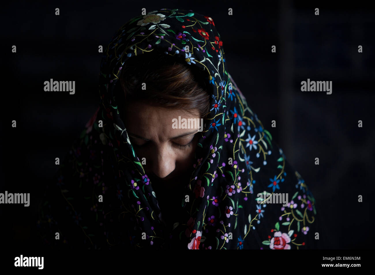 Olga Nuria, directeur de la danse flamenco group Savia Nueva effectue une danse dans le style Petenera culturel Pena Flamenca La Petenera de Paterna de Rivera, la province de Cádiz, Andalousie, Espagne Banque D'Images