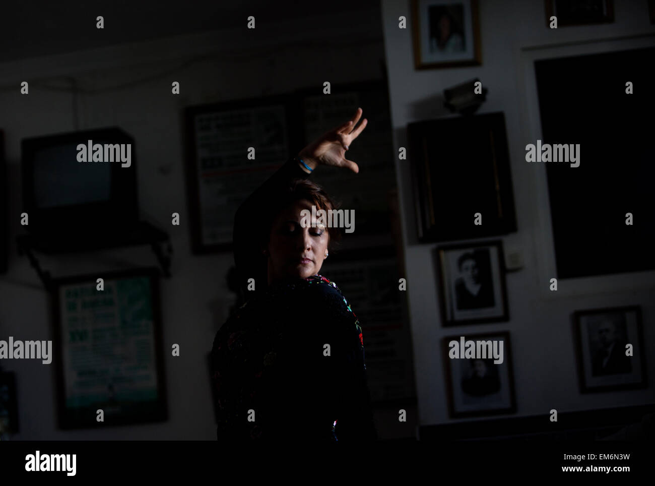 Olga Nuria, directeur de la danse flamenco group Savia Nueva effectue une danse dans le style Petenera culturel Pena Flamenca La Petenera de Paterna de Rivera, la province de Cádiz, Andalousie, Espagne Banque D'Images