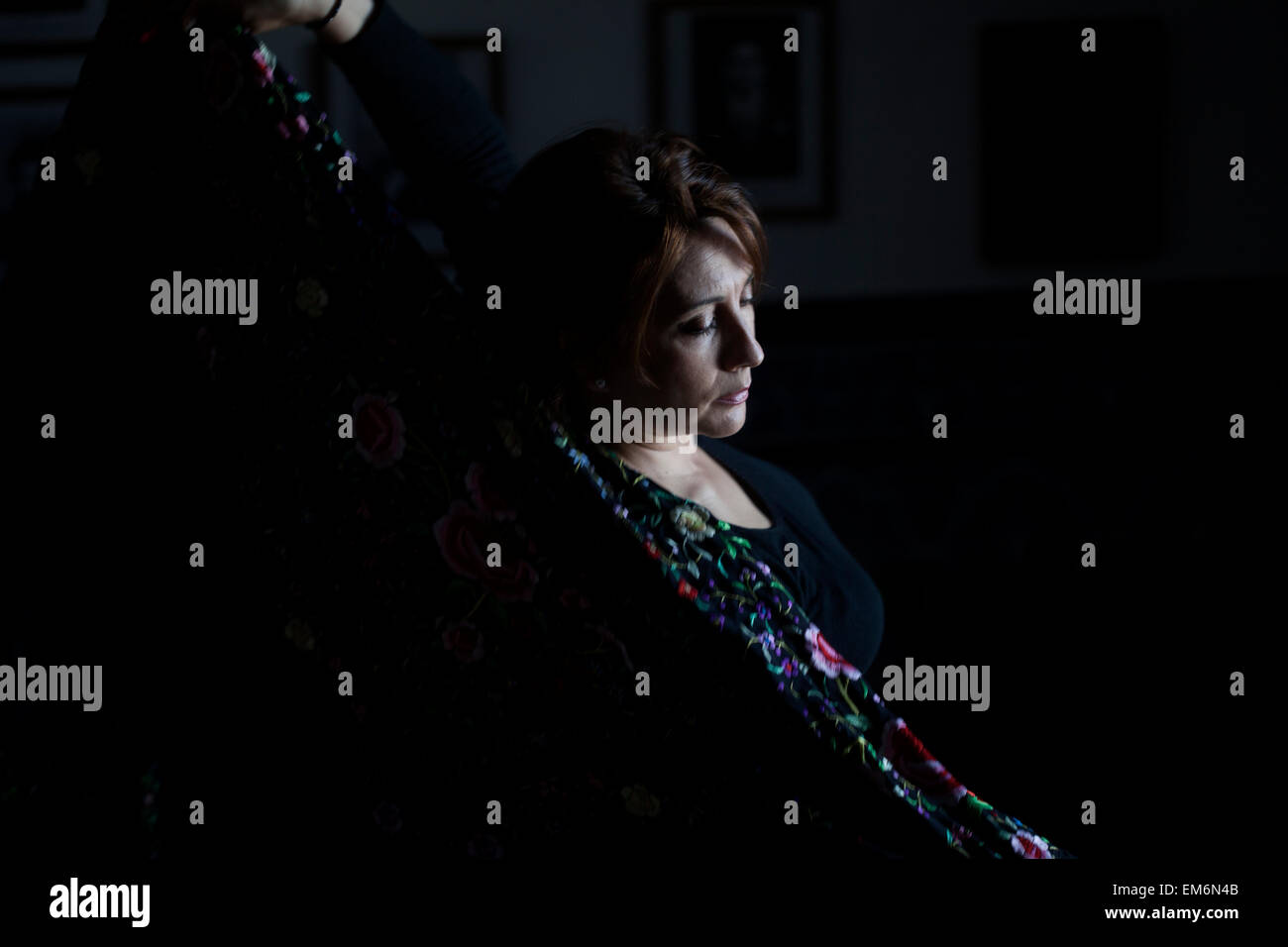 Olga Nuria, directeur de la danse flamenco group Savia Nueva effectue une danse dans le style Petenera culturel Pena Flamenca La Petenera de Paterna de Rivera, la province de Cádiz, Andalousie, Espagne Banque D'Images