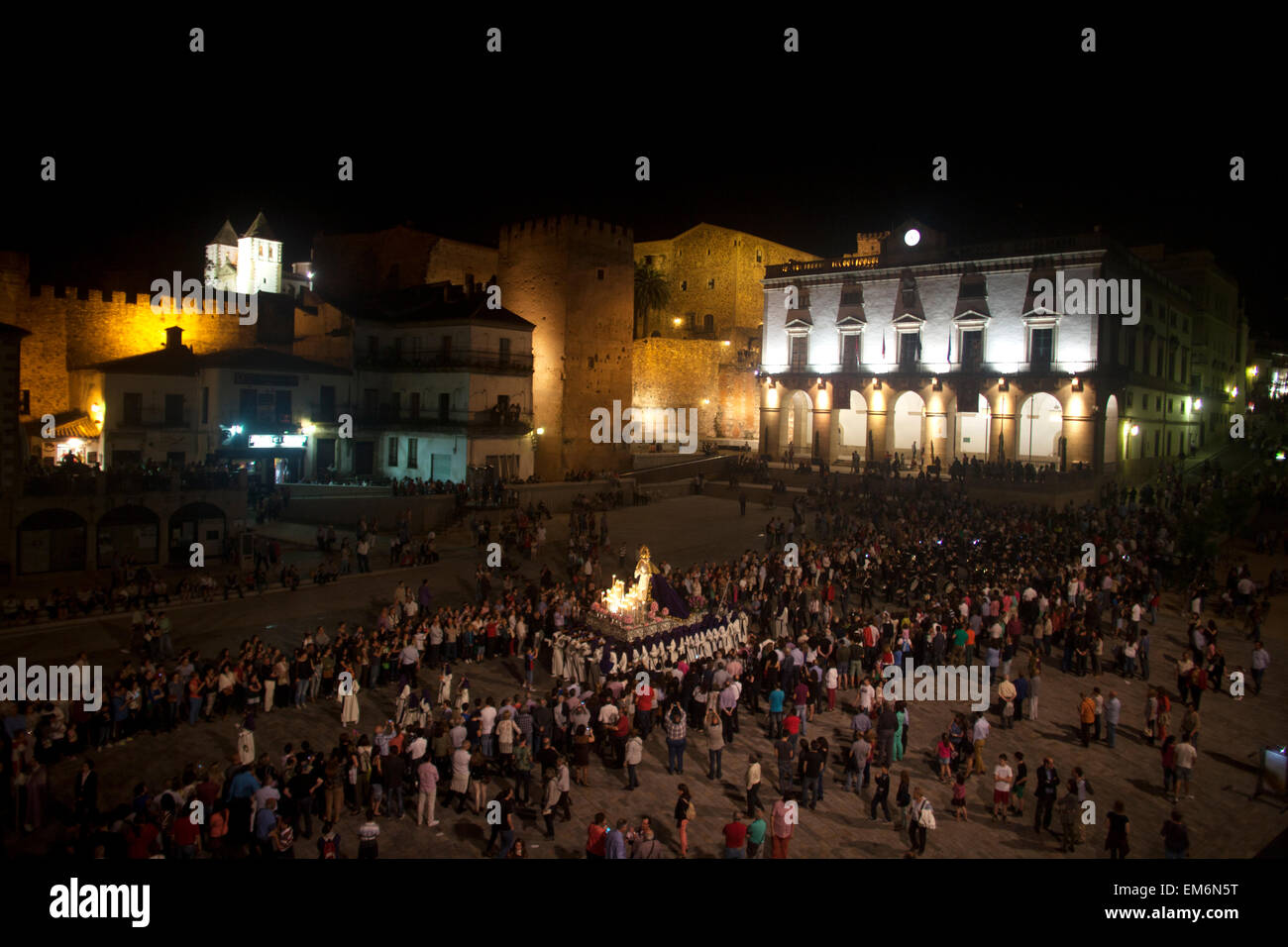 Un trône à l'image de la Vierge Marie traverse la Plaza Mayor pendant la semaine Sainte de pâques à Caceres, Estrémadure, Espagne Banque D'Images