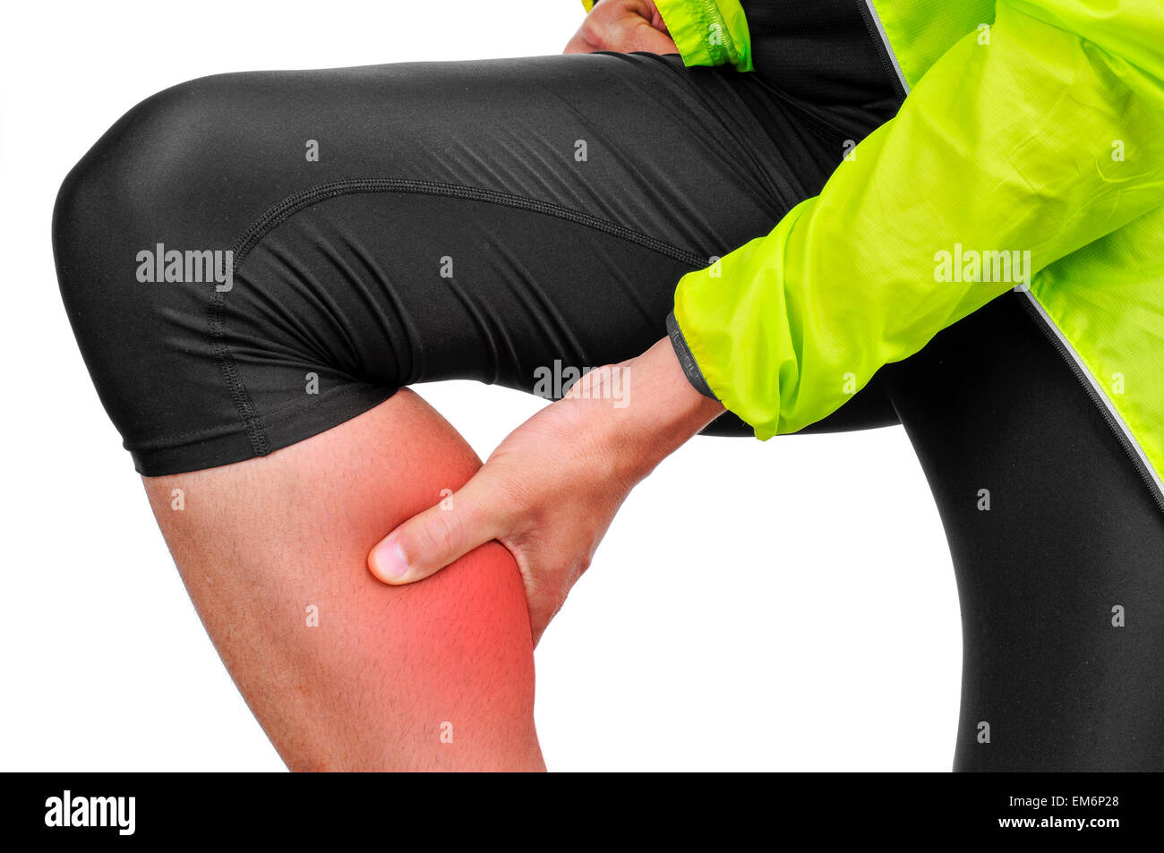 Closeup of a young caucasian sportsman portant des vêtements de sport avec sa main dans son mollet à cause de son mollet douleur musculaire Banque D'Images