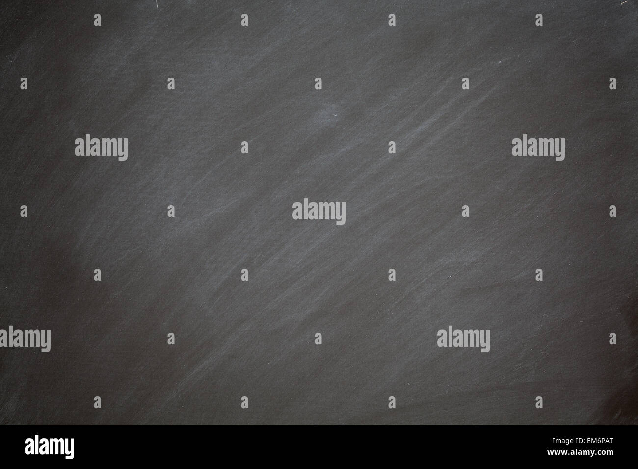 Tableau Style rétro Arrière-plan noir gris anthracite Tableau blanc avec traces de gomme de poussière Banque D'Images