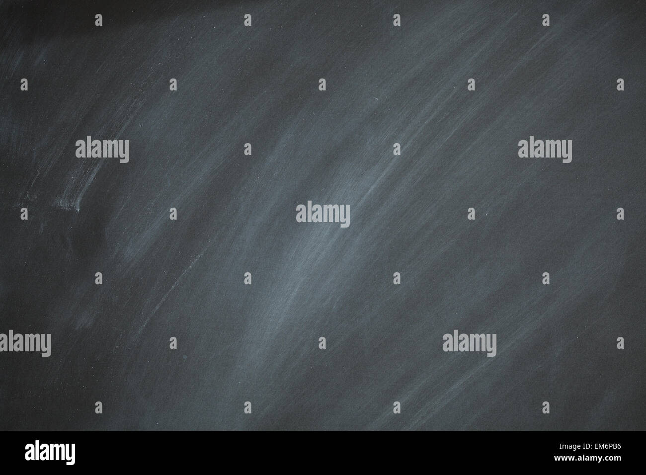 Tableau Style rétro Arrière-plan noir gris anthracite Tableau blanc avec traces de gomme de poussière Banque D'Images