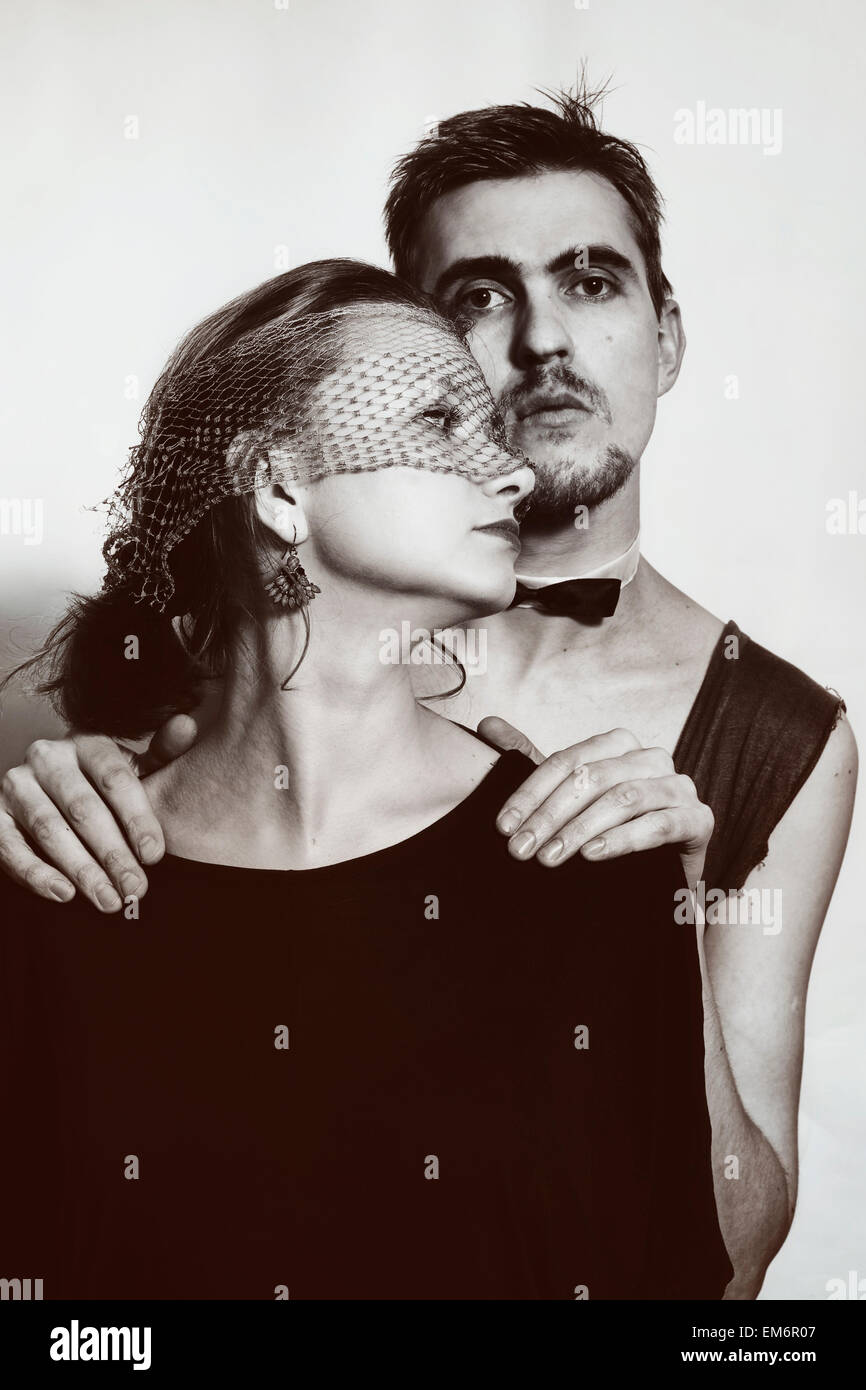 Jeune couple d'acteurs de théâtre, dans un style rétro sur un fond blanc. Vintage Banque D'Images