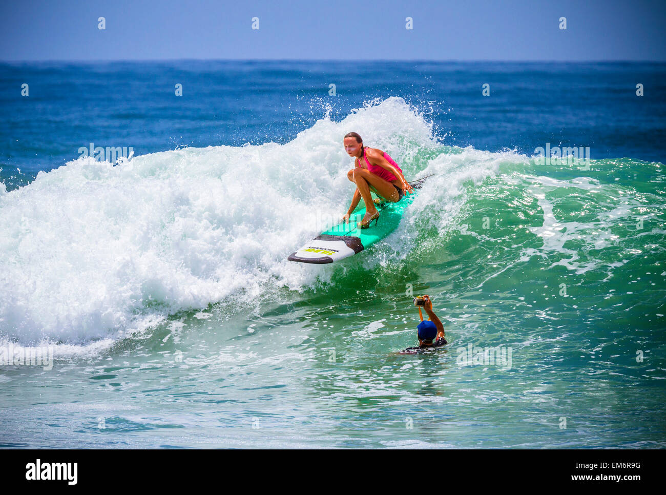 Surfer Girl captures vague en talons hauts. Banque D'Images