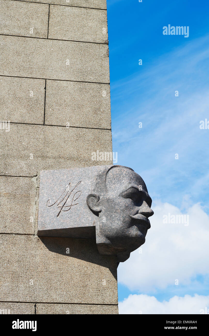 Buste sculptural sur le côté du bâtiment ; Vilnius, Lituanie Banque D'Images