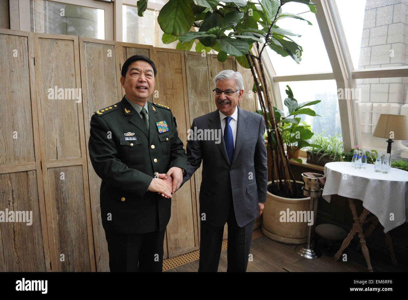 Moscou, Russie. Apr 16, 2015. Le Conseiller d'Etat chinois et ministre de la Défense nationale Chang Wanquan (L) rencontre avec le ministre de la défense pakistanais Asif Khawaja à Moscou, Russie, le 16 avril 2015. Credit : Dai Tianfang/Xinhua/Alamy Live News Banque D'Images