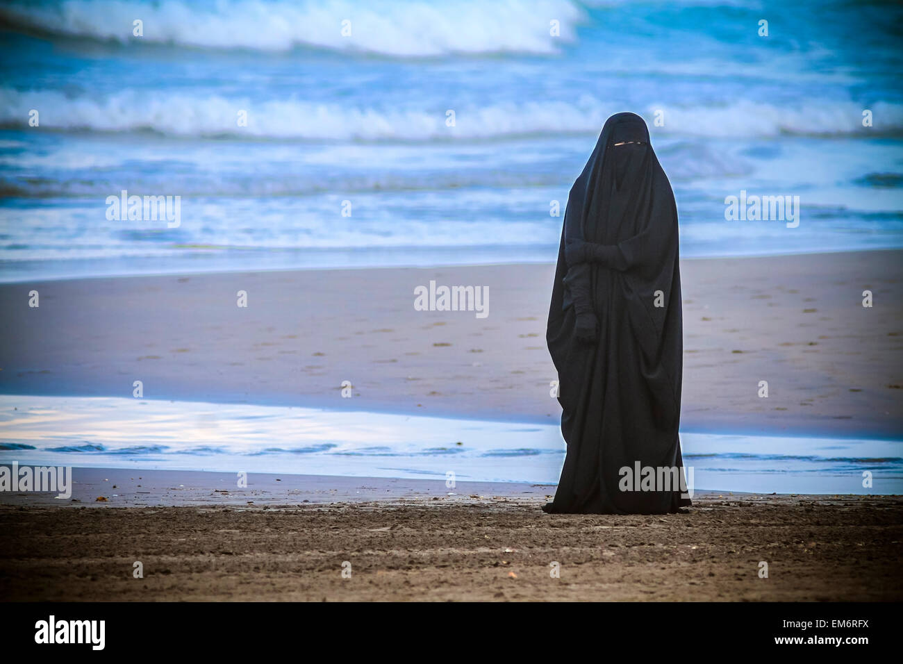 Femme arabe sur la plage, Bali, Indonésie. Banque D'Images