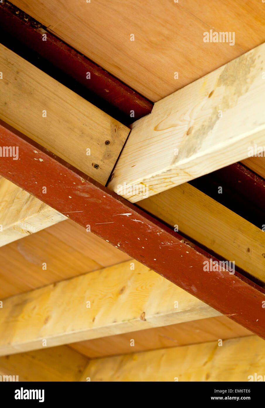 L'intérieur d'un nouveau bâtiment en construction en acier et bois montrant des poutrelles de toit et bois utilisé dans un grenier Banque D'Images