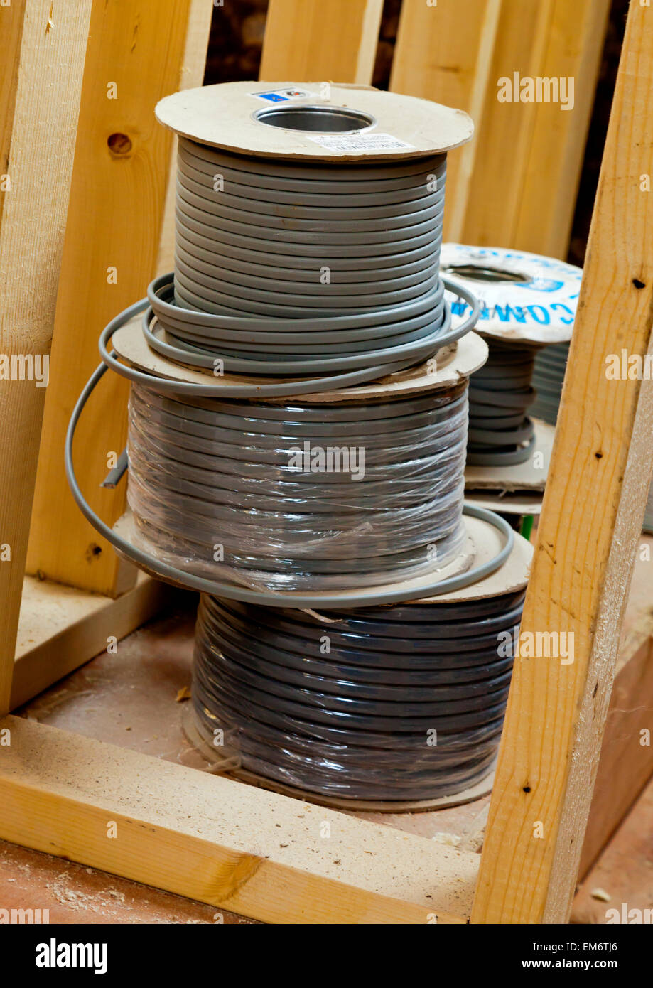 Des bobines de câble électrique prêt à être installé par un électricien sur un site de construction Banque D'Images