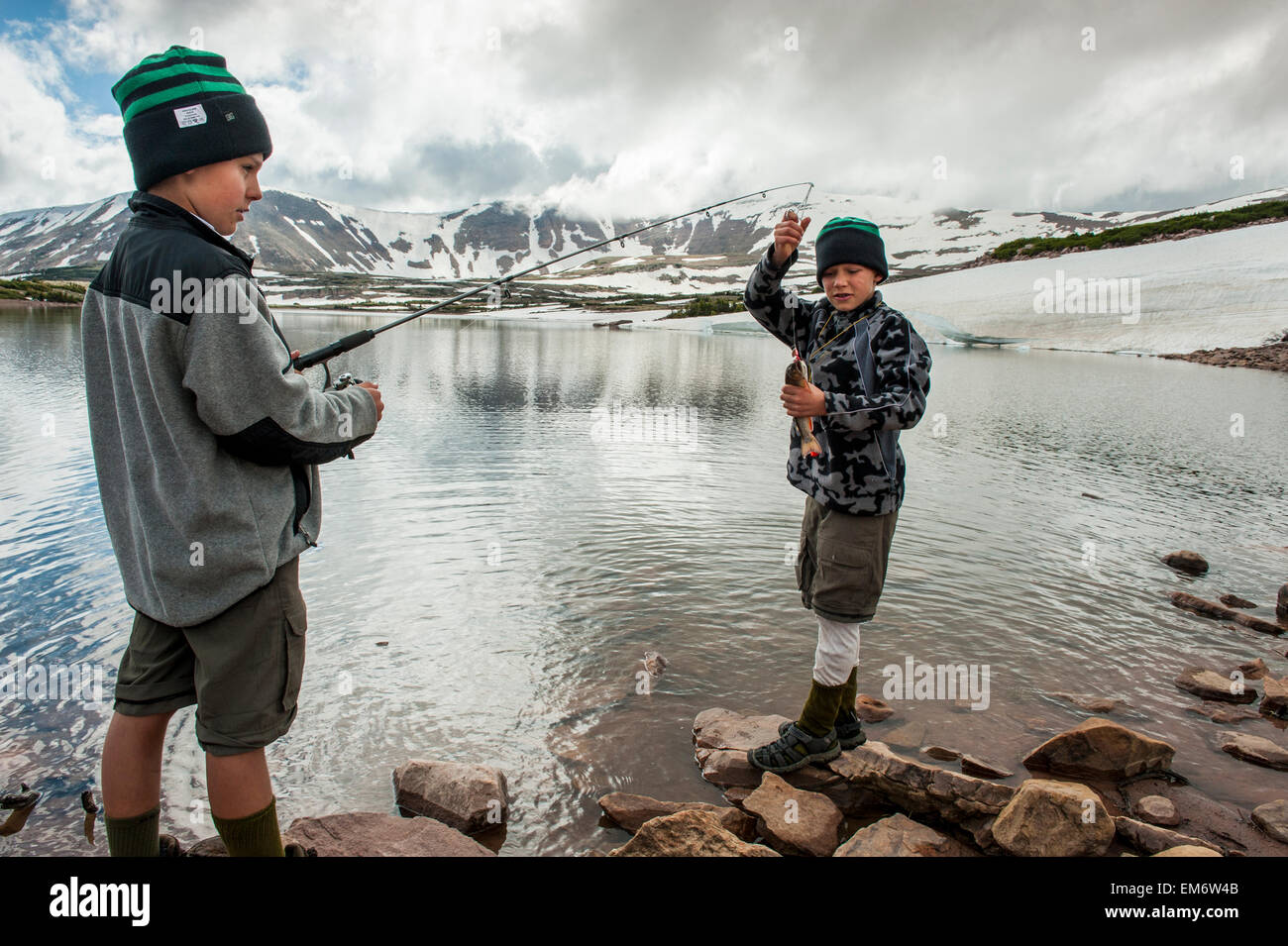 Les garçons pêcher dans le lac Supérieur au cours des six jours d'un voyage sac à dos en haute Uintas Wilderness Area, Utah, gamme Uintas Banque D'Images