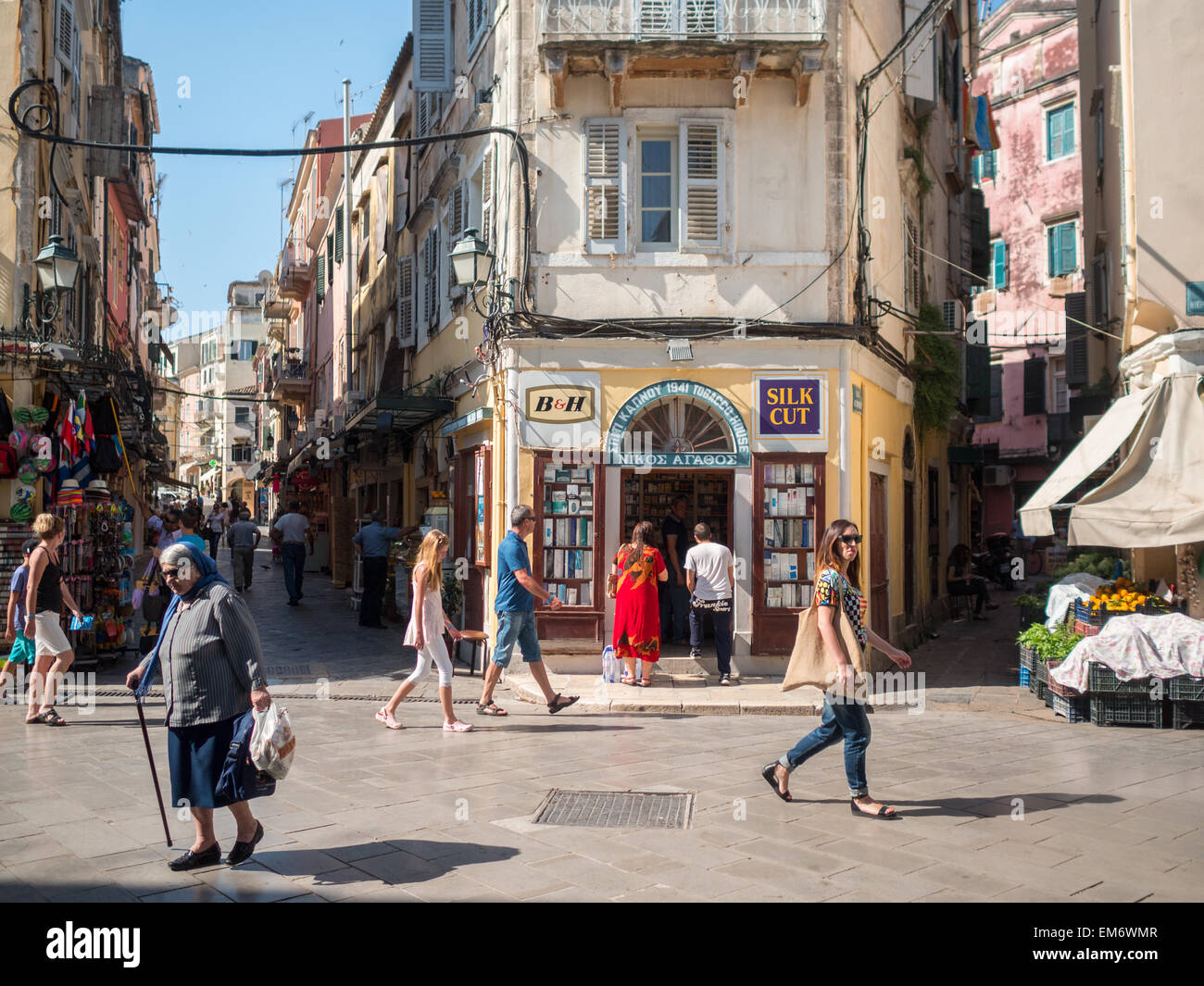 Corfu city street scene Banque de photographies et d'images à haute  résolution - Alamy