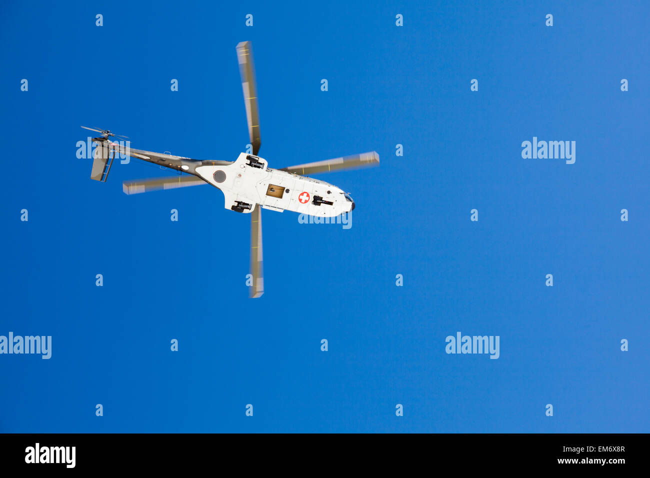 Un hélicoptère de recherche et sauvetage en montagne les mouches au-dessus de l'Steigletscher, Berne, Suisse. Banque D'Images