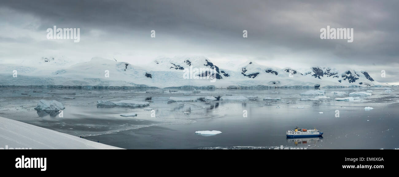 Panorama à très haute résolution de Neko Harbour, péninsule antarctique, Andvord Bay, situé sur la côte ouest de la Terre de Graham. Banque D'Images