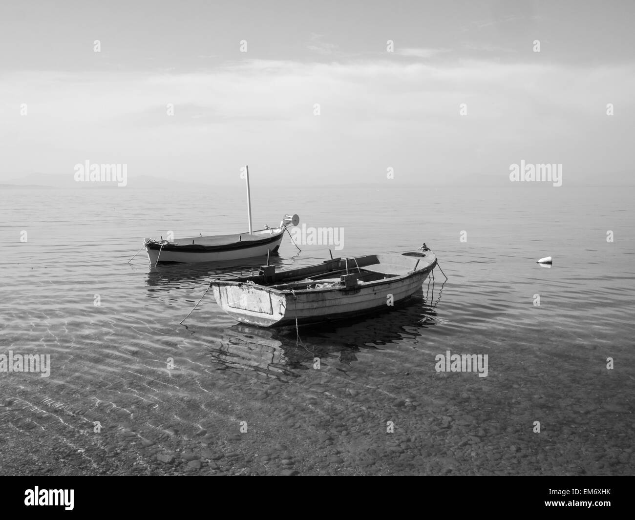 Petits bateaux de pêche entre la mer et les nuages Banque D'Images