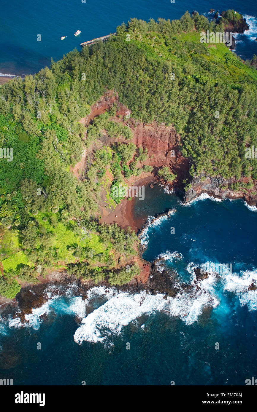 USA, Hawaii, Maui, vue aérienne de la plage de sable rouge Kaihalulu ; Hana Banque D'Images