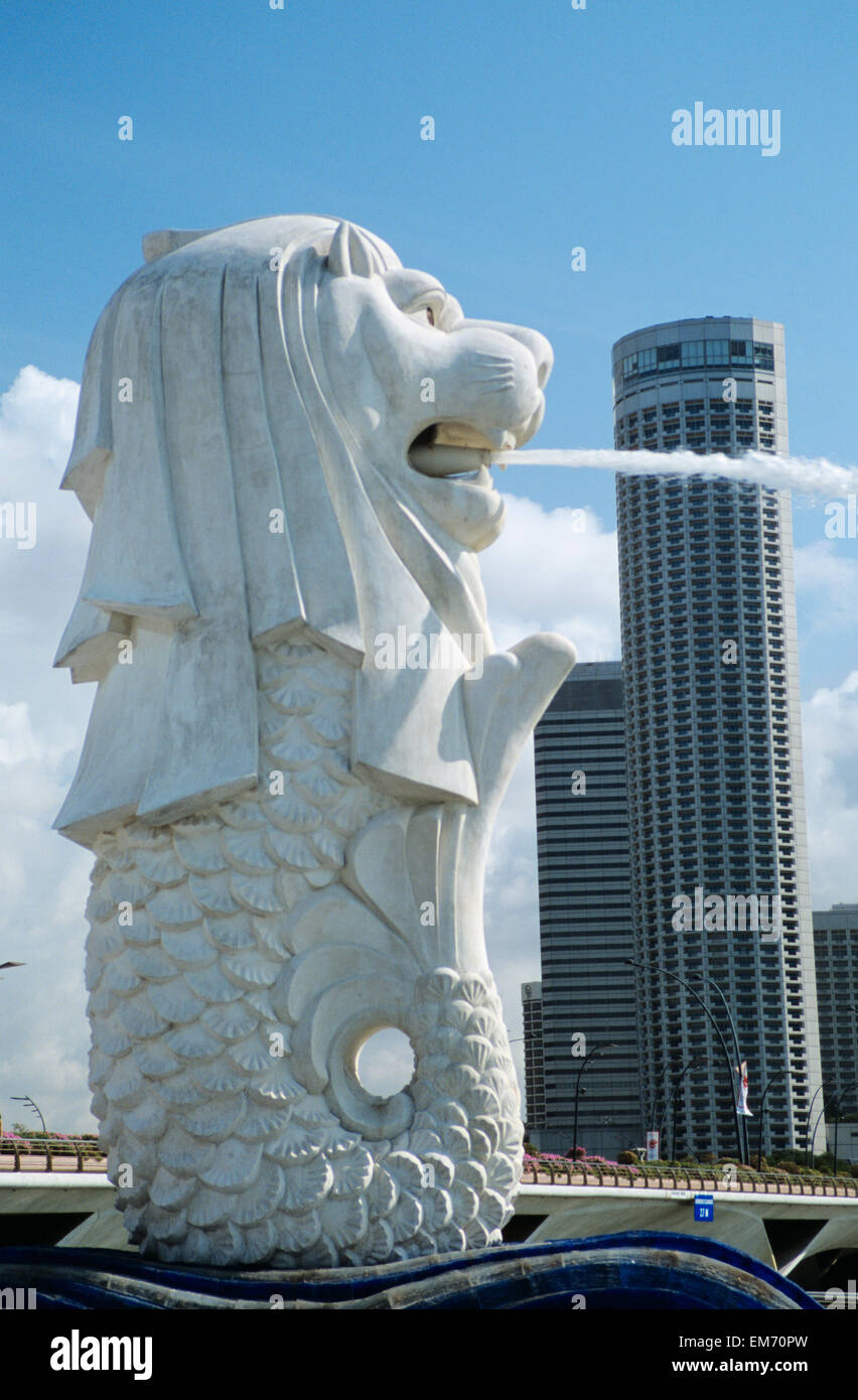 Célèbre Fontaine Merlion avec de grands bâtiments d'arrière-plan ; Singapour Banque D'Images