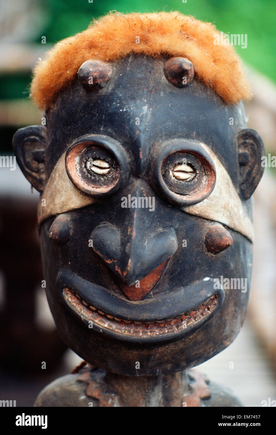 Close-up of statue en bois avec fourrure d'opossum sur la tête ; la Papouasie-Nouvelle-Guinée Banque D'Images