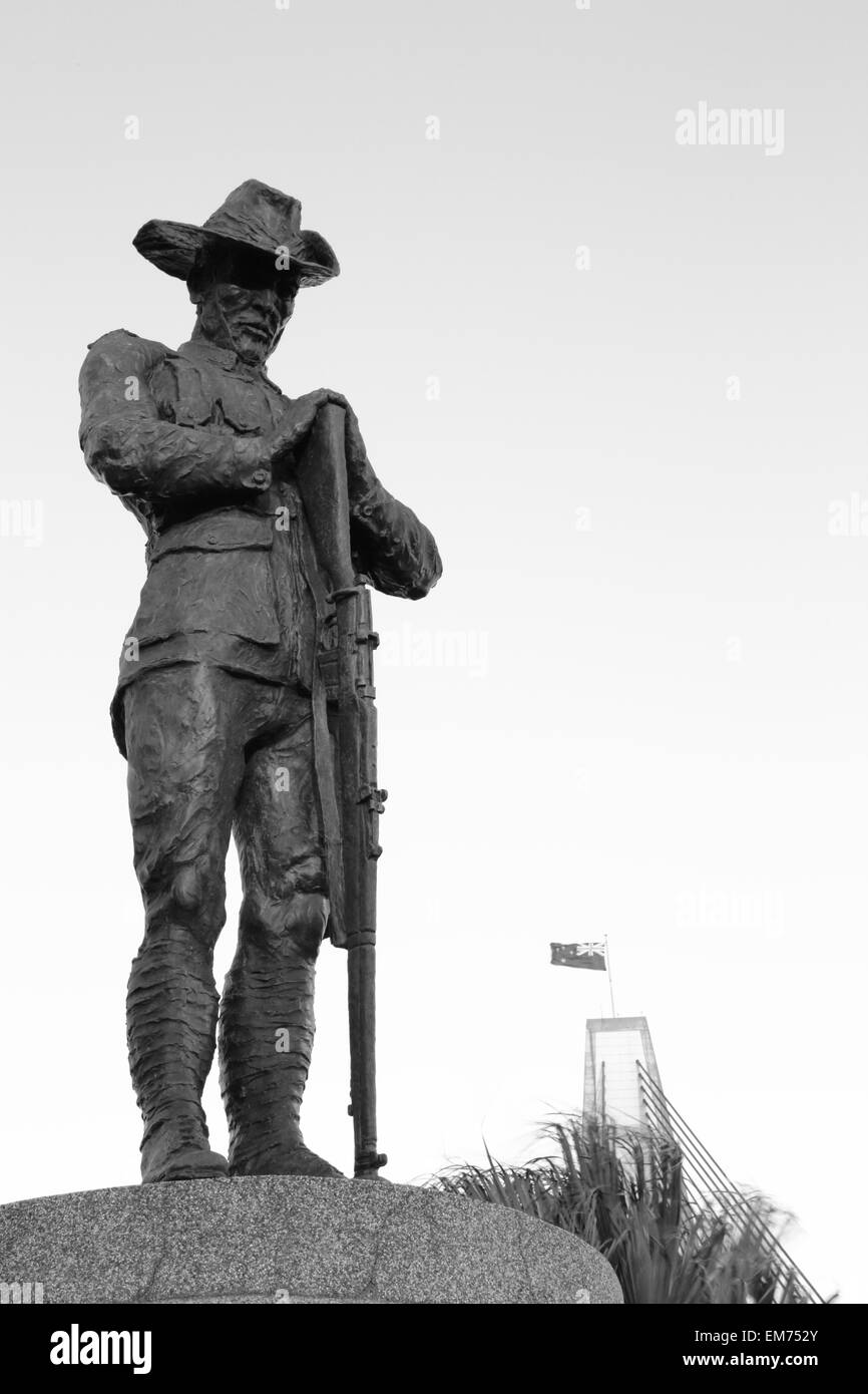 Une statue commémorative en bronze d'un soldat de l'ANZAC ('digger') sur l'ANZAC Bridge de Sydney, NSW, Australie. Banque D'Images