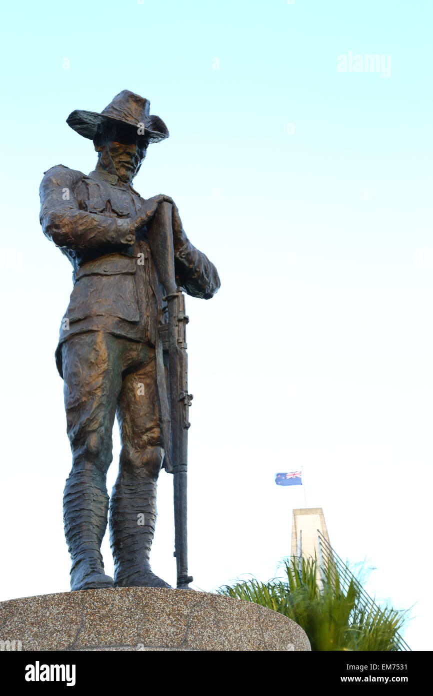 Une statue commémorative en bronze d'un soldat de l'ANZAC ('digger') sur l'ANZAC Bridge de Sydney, NSW, Australie. Banque D'Images
