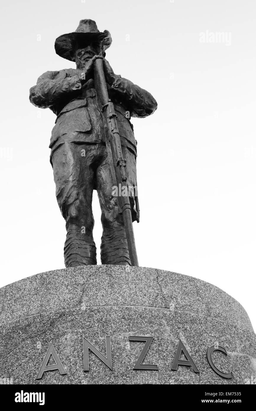 Une statue commémorative en bronze d'un soldat de l'ANZAC ('digger') sur l'ANZAC Bridge de Sydney, NSW, Australie. Banque D'Images