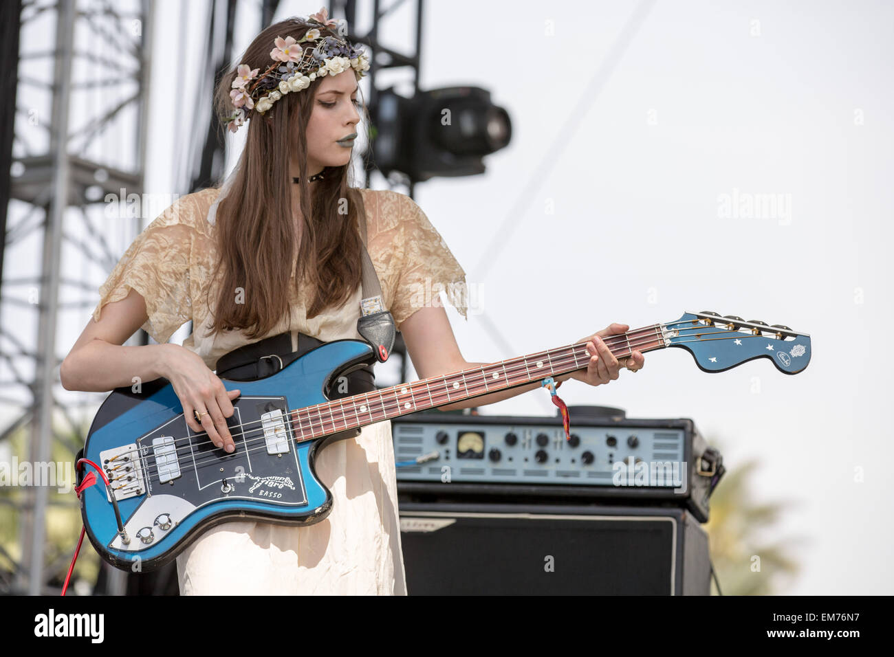 10 avril 2015 - Indio, California, États-Unis - CHARLOTTE KEMP MUHL du fantôme d'un tigre à dents de sabre se produit sur scène pendant les trois jours de Musique et Arts Festival Coachella Indio au Polo Club à Indio, Californie (crédit Image : © Daniel DeSlover/Zuma sur le fil) Banque D'Images