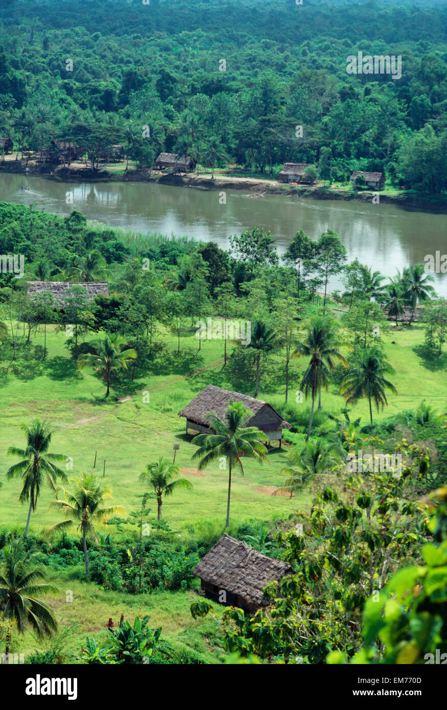 Des cabanes d'herbe le long Kariwari River ; Papouasie-Nouvelle-Guinée Banque D'Images