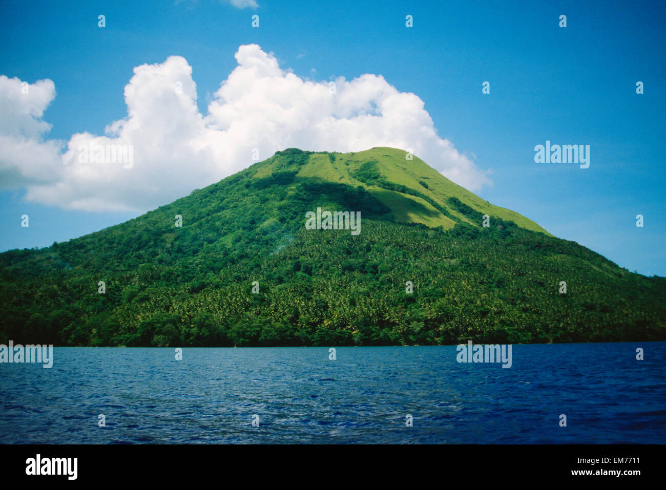 La Papouasie-Nouvelle-Guinée, la mère et le volcan de la montagne verte et de l'océan avec nuages ; Rabaul Banque D'Images