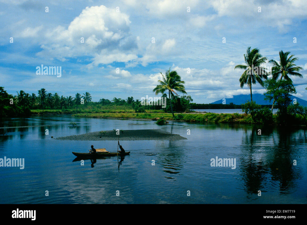 La Papouasie-Nouvelle-Guinée, les Autochtones en canot sur la lagune pittoresque ; Hansa Bay Banque D'Images