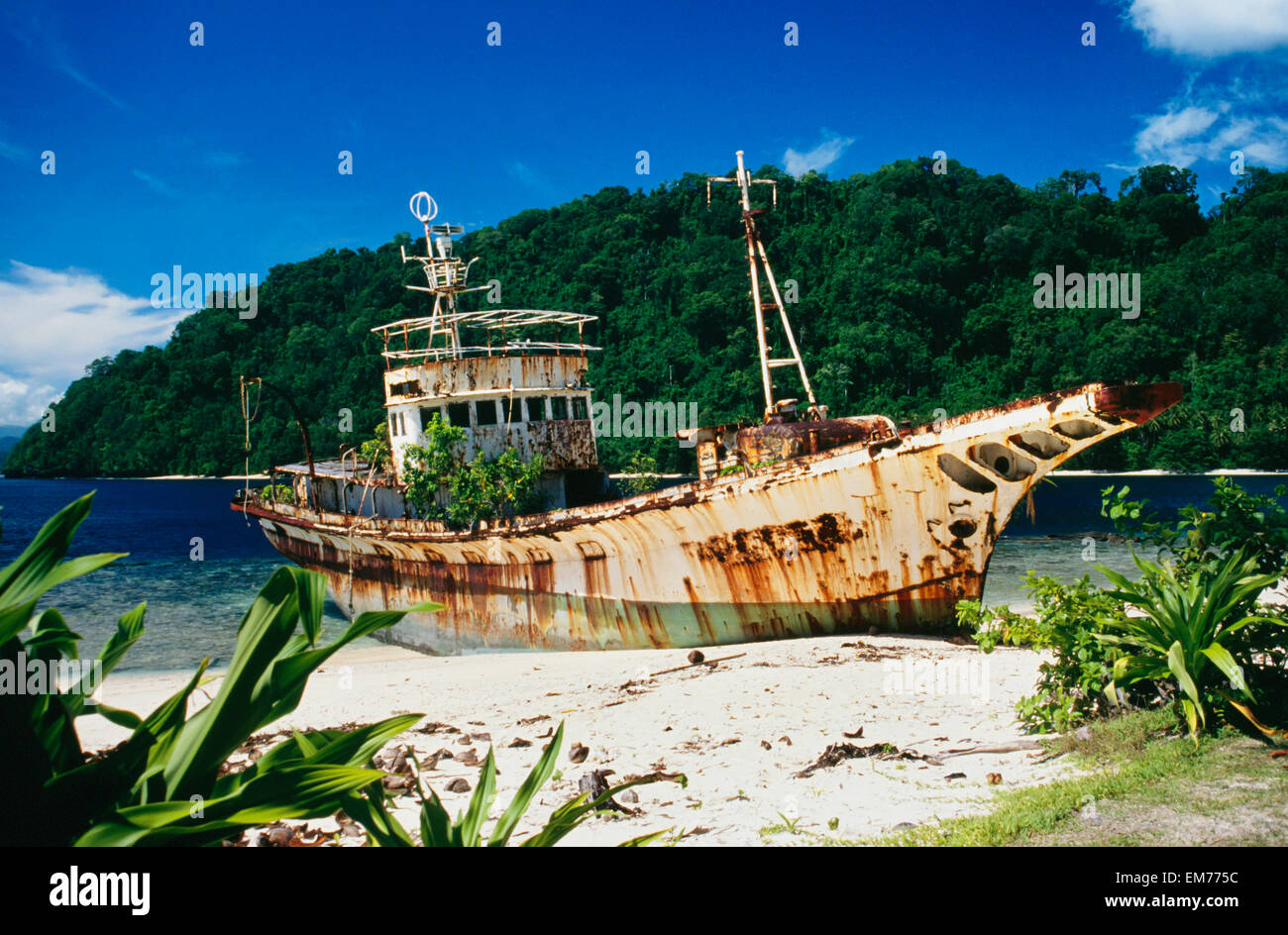 Bateau de pêche naufragés sur la plage ; la Papouasie-Nouvelle-Guinée Banque D'Images
