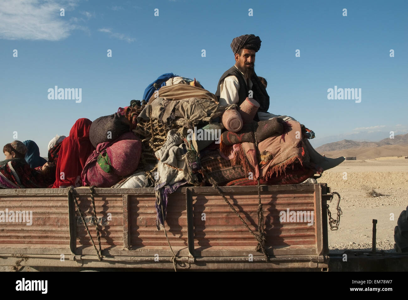 Des réfugiés afghans de retour avec son hypothèque mobilière sur un camion sur la route de Jalalabad à Torkham, province de Nangarhar, Afghanistan Banque D'Images