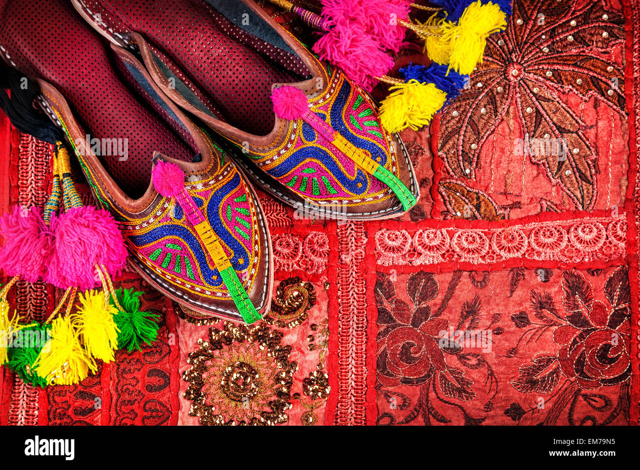 Chaussures ethniques colorés et chameau décorations sur Rajasthan rouge assise sur le marché aux puces en Inde Banque D'Images