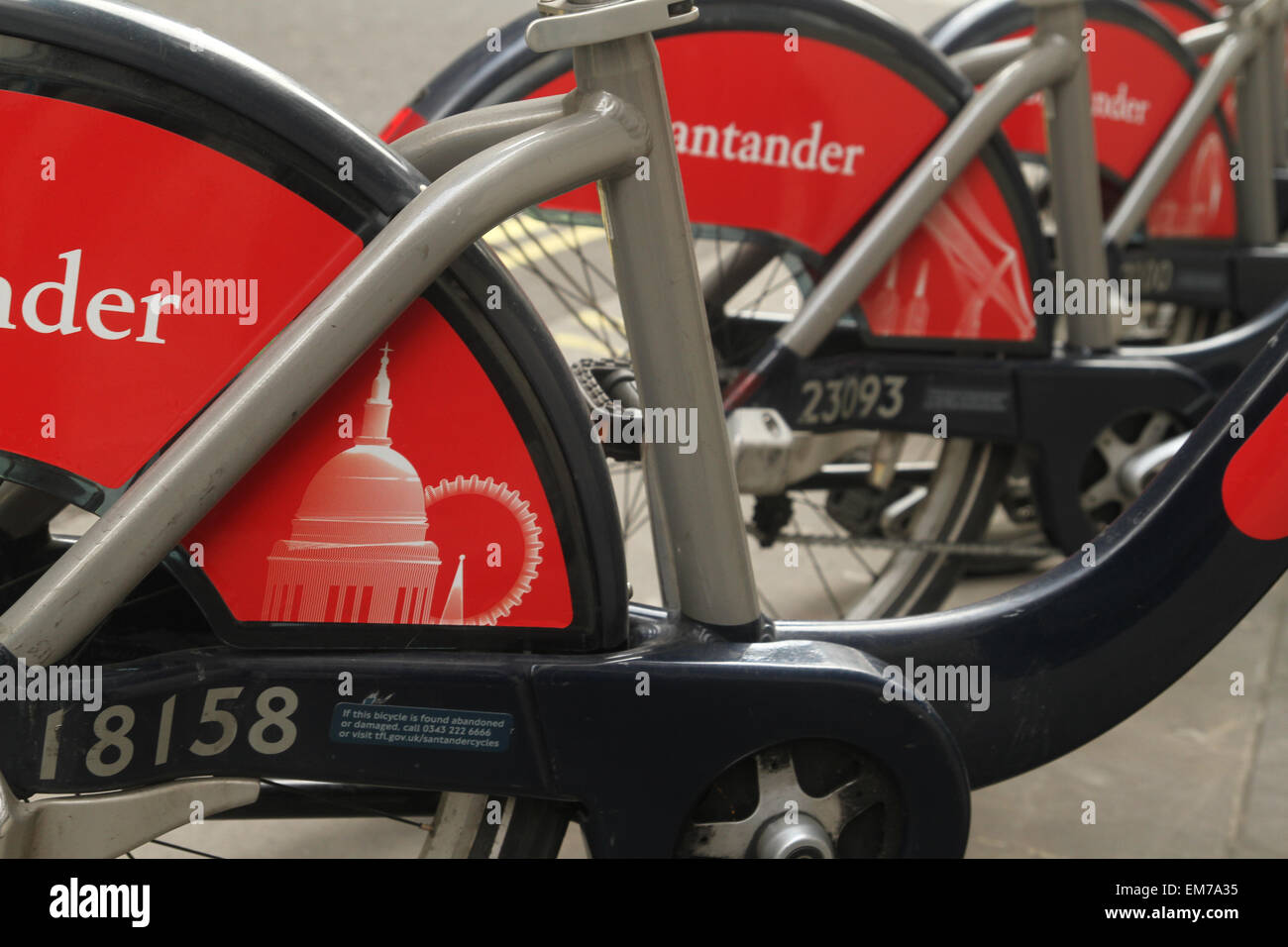 Londres, Royaume-Uni. 16 avril 2015. Illustration de St Paul's sur un vélo Santander amarré au peu d'Argyll Street, sur l'une des 748 stations d'accueil à Londres. Le nouveau parrainage de sept ans a débuté en avril 2015. Barclays Bank a été le premier parrain de 2010 à mars 2015, lorsque le service a été stigmatisée comme Barclays Cycle Hire. Crédit : David Mbiyu/ Alamy Live News Banque D'Images