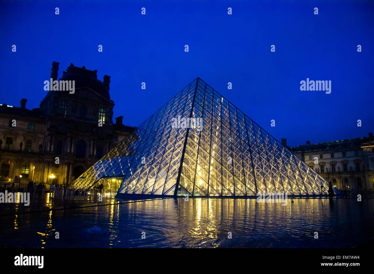 Musée du Louvre, au crépuscule en hiver. Musée du Louvre est l'un des plus grands musées du monde avec plus de 8 millions de visiteurs chaque Banque D'Images