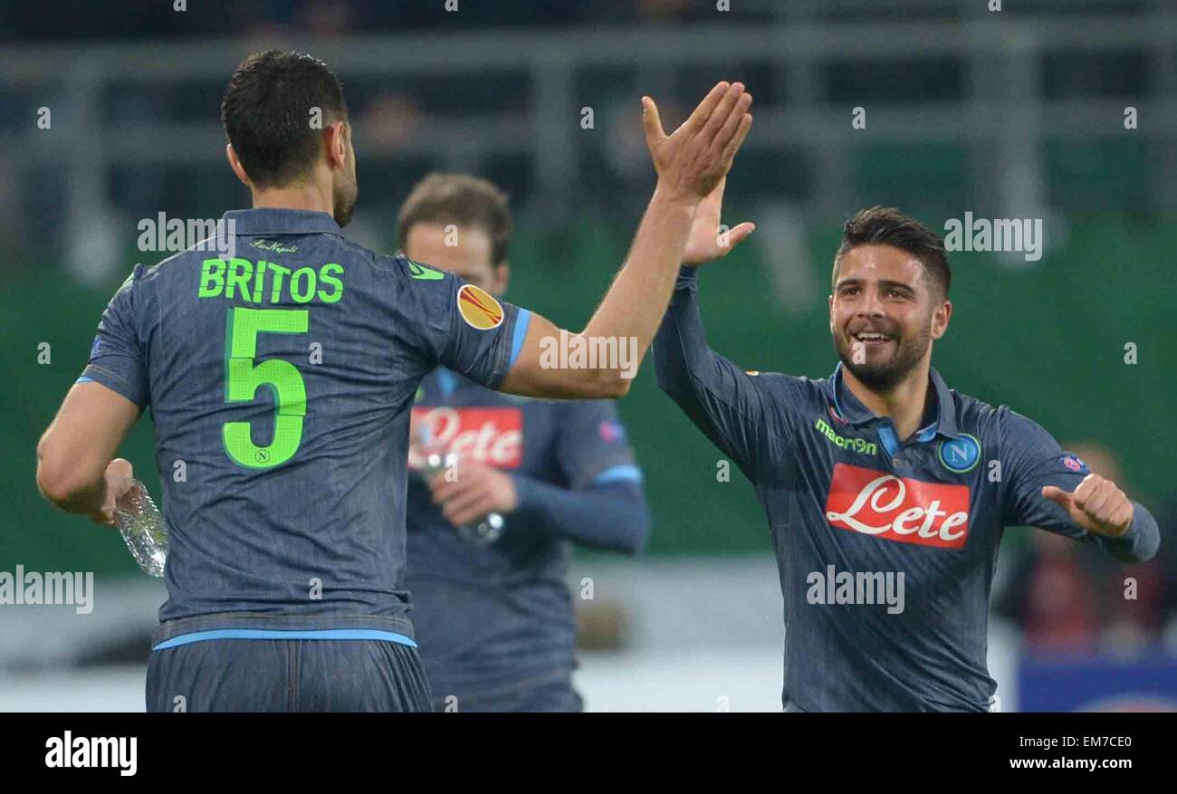 Wolfsburg, Allemagne. Apr 16, 2015. Napoli's Lorenzo Insigne (R) et Miguel Britos cinq haut à l'Europa League quart de finale match aller entre VfL Wolfsburg et SSC Napoli dans l'Arène de Volkswagen à Wolfsburg, Allemagne, 16 avril 2015. Photo : PETER STEFFEN/dpa/Alamy Live News Banque D'Images