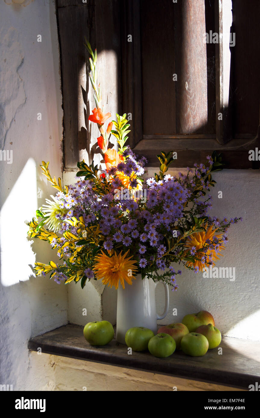Harvest Festival flower arrangement dans le porche de l'église de la Vierge Marie, appariement , Essex, Angleterre Banque D'Images