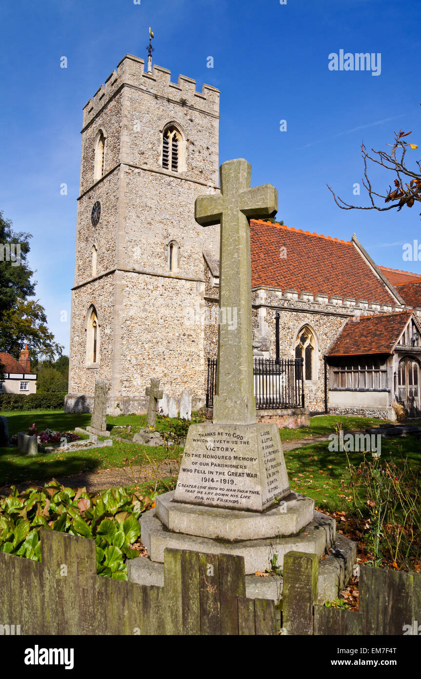 Eglise St Mary, et War Memorial, appariement , Essex, Angleterre Banque D'Images