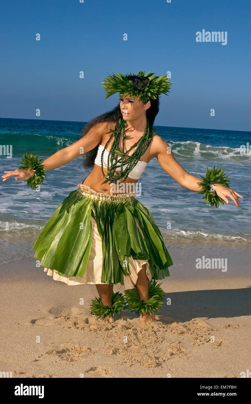 Danseuse de Hula Dans Ti-Leaf jupe, Haku, Lei, dans une danse posent sur la  plage Photo Stock - Alamy