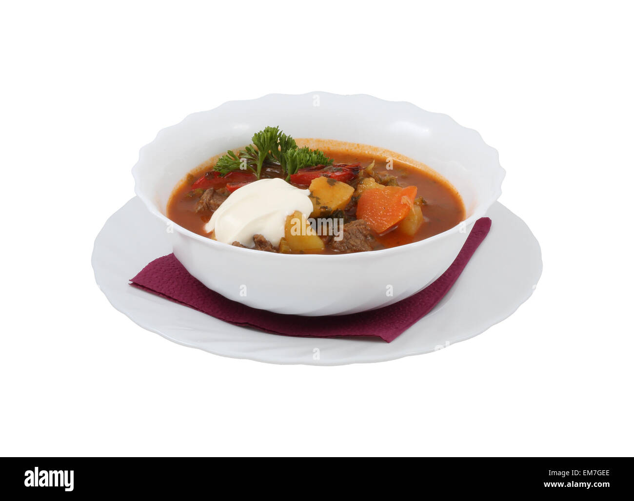 Soupe hongroise avec des légumes et de la viande sur un fond isolé Banque D'Images