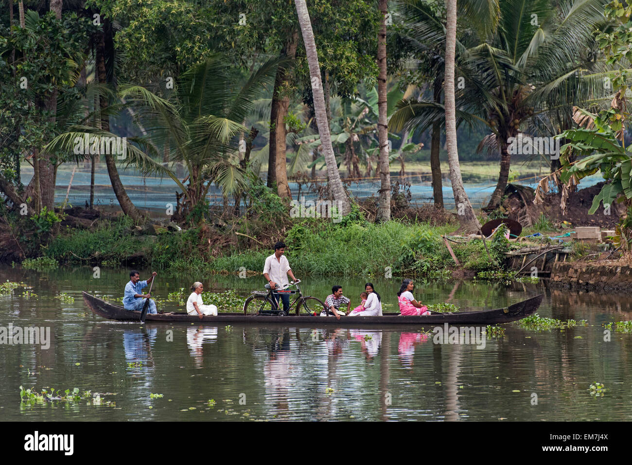 Les passagers dans un petit bateau, Backwaters Alappuzha dans système de canal, Kerala, Inde Banque D'Images