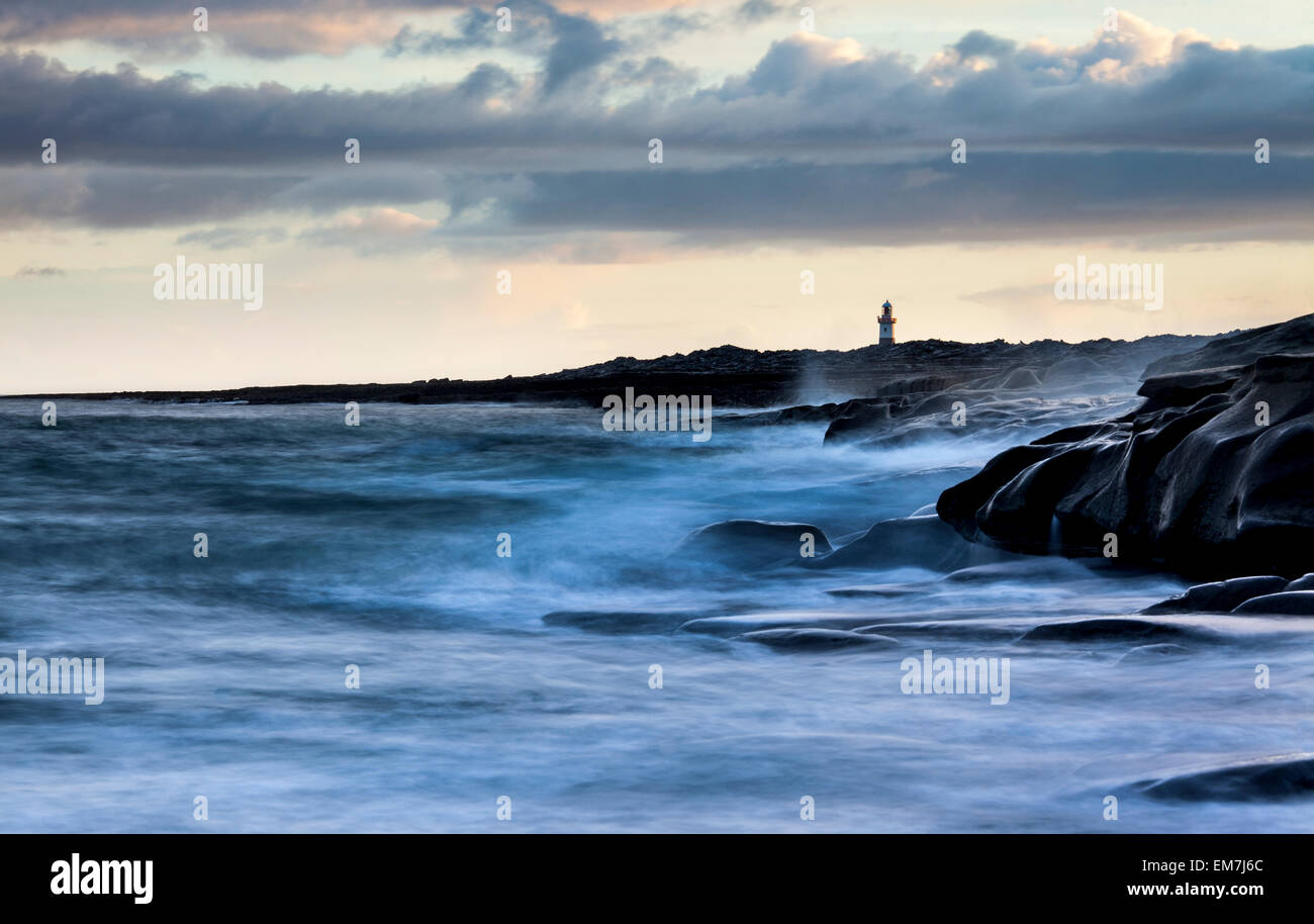 Phare de la côte, la marée haute, l'Inis Oirr, Îles d'Aran, Irlande Banque D'Images