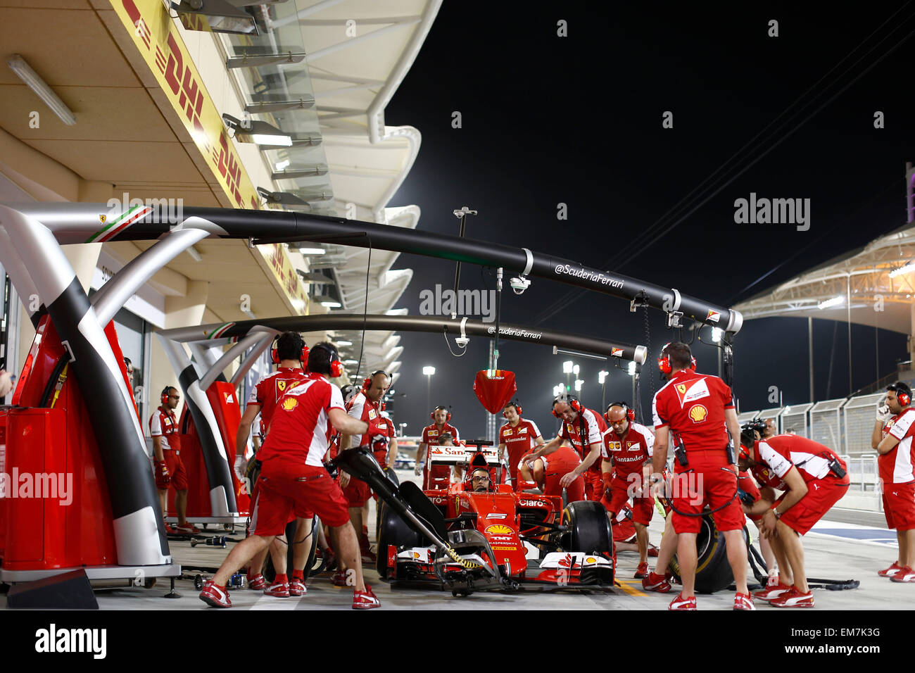 Sakhir, Bahreïn. Apr 16, 2015. Sport Automobile : Championnat du Monde de Formule 1 de la FIA 2015, Grand Prix de Bahreïn, mécanicien de la Scuderia Ferrari au cours de pit stop Crédit photo : dpa formation alliance/Alamy Live News Banque D'Images