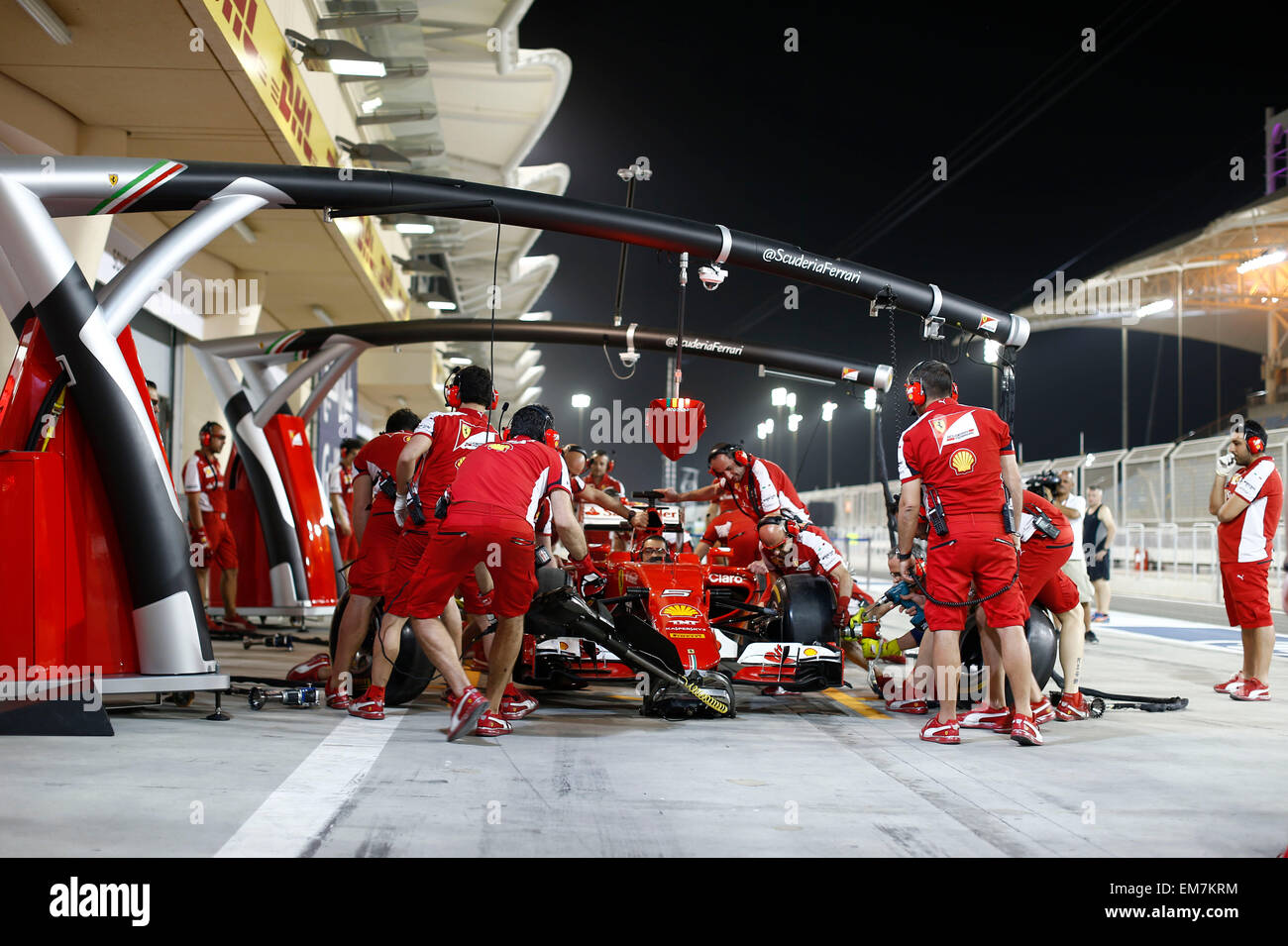 Sakhir, Bahreïn. Apr 16, 2015. Sport Automobile : Championnat du Monde de Formule 1 de la FIA 2015, Grand Prix de Bahreïn, mécanicien de la Scuderia Ferrari au cours de pit stop Crédit photo : dpa formation alliance/Alamy Live News Banque D'Images