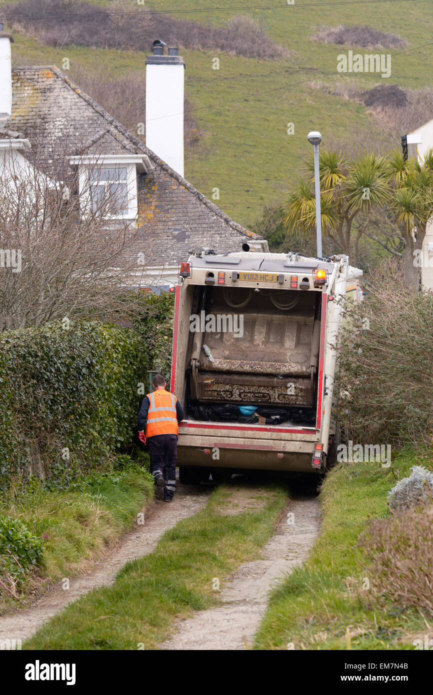 Camion et Bin bin Hommes roulant la collecte de déchets dans le West Looe, Cornwall, Angleterre Banque D'Images