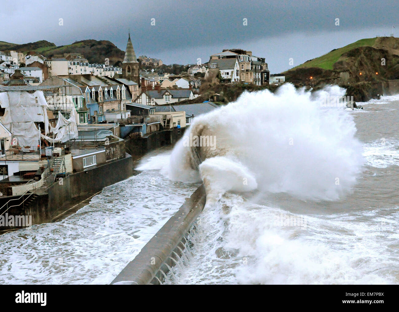 Les vagues de tempête massive Impact sur la plage de Cheyne clôtures et bâtiments de la marée sur le quai à Ilfracombe Devon Banque D'Images