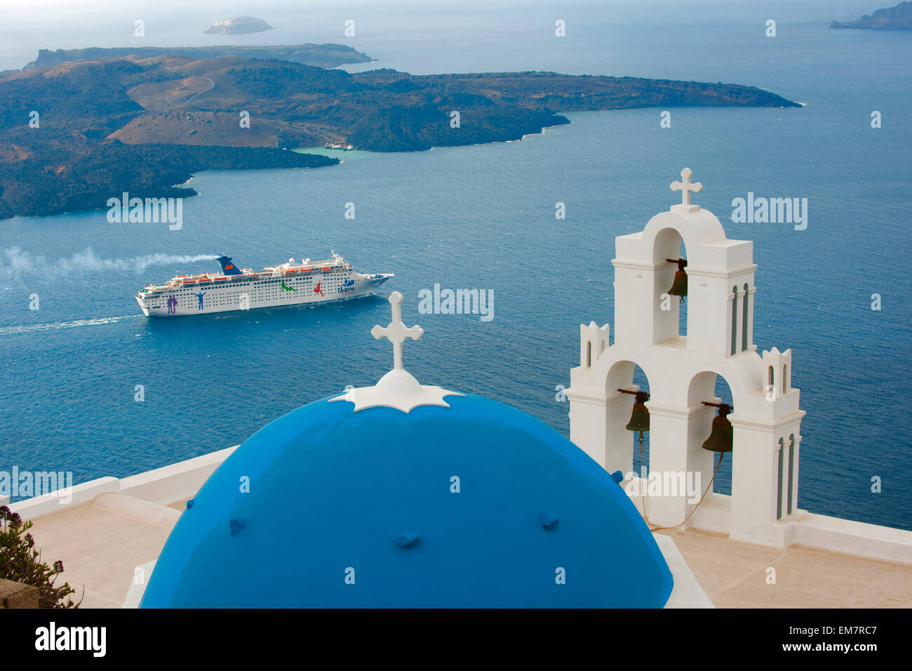 Spanien, Canaries, Santorin, Firostefani, Kirche am Rand der Caldera, im Hintergrund die Vulkaninsel Nea Kameni Banque D'Images