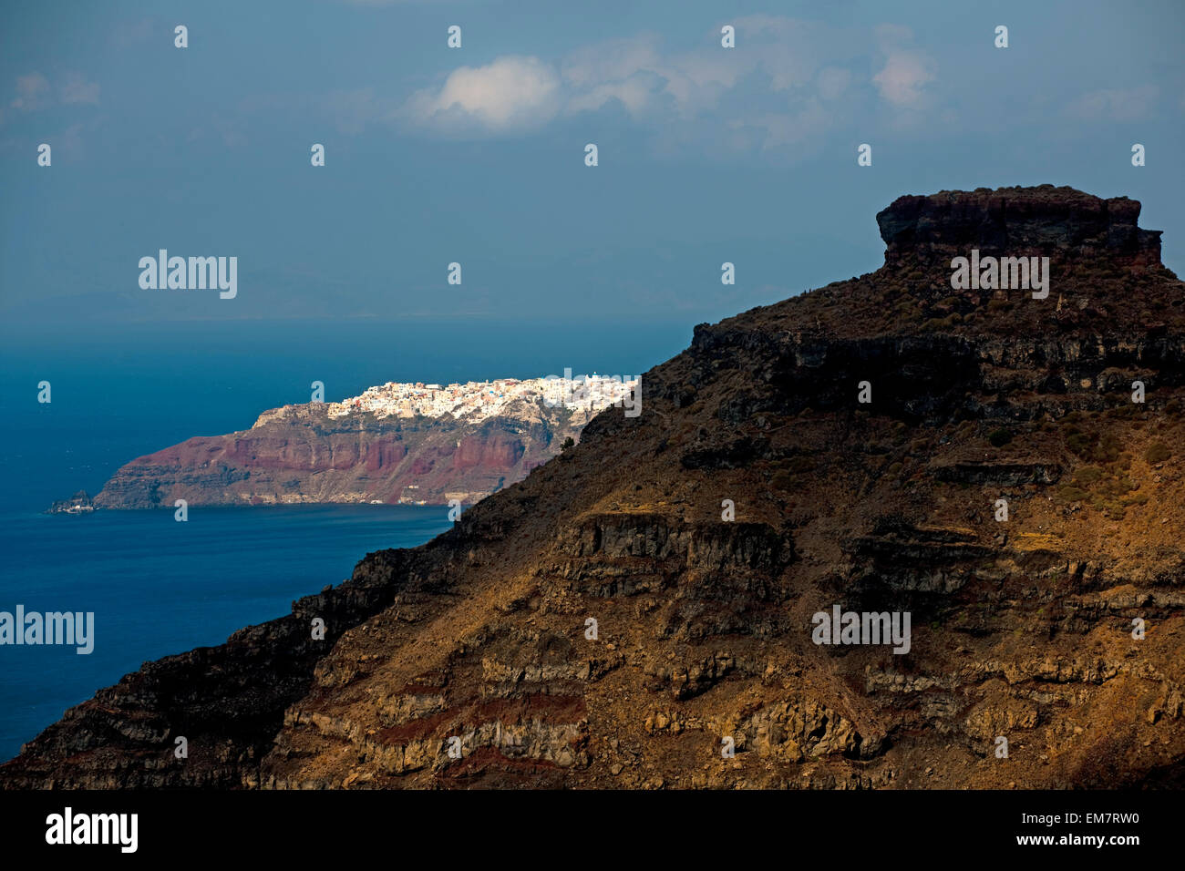 Spanien, Canaries, Santorin, Blick von Firostefani zum Skaros-Felsen liens, im Hintergrund die Ortschaft, Oia Banque D'Images